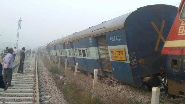 पटना-इंदौर एक्सप्रेस दुर्घटनाग्रस्त, 96 यात्रियों की मौत की खबर
