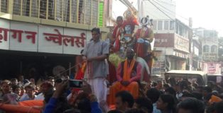 Bihar BJP chief Nityanand Rai drived baba's bull cart