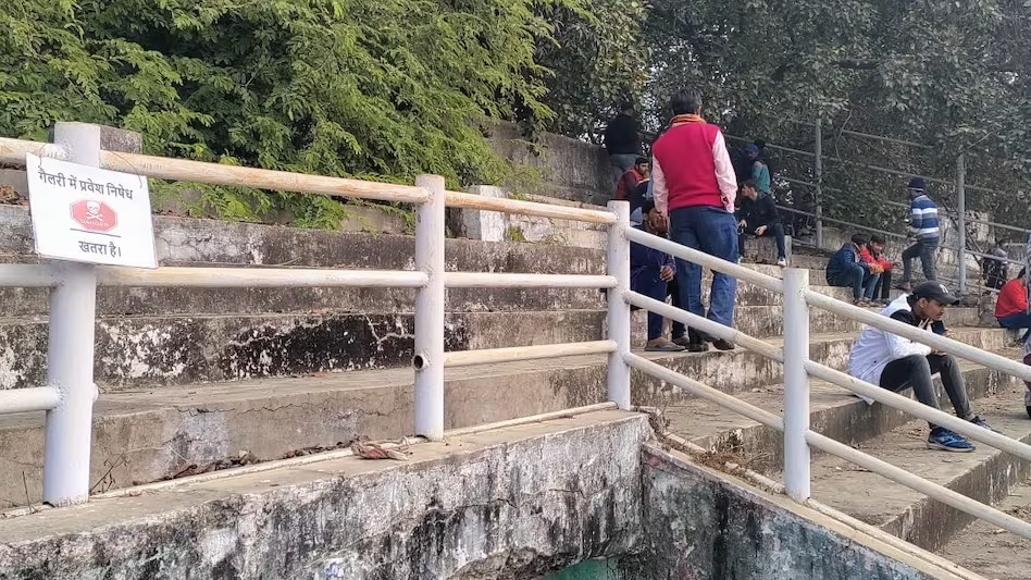 जर्जर मोइनुल स्टेडियम में रणजी ट्रॉफी मैच देखने पहुंचे हजारो दर्शक